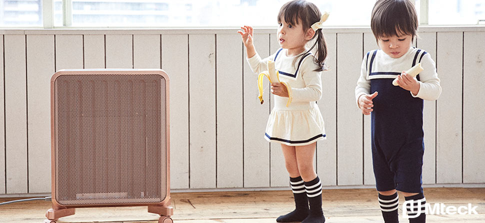 ピンク色のケノンヒーターと近くでくつろぐ子ども2人